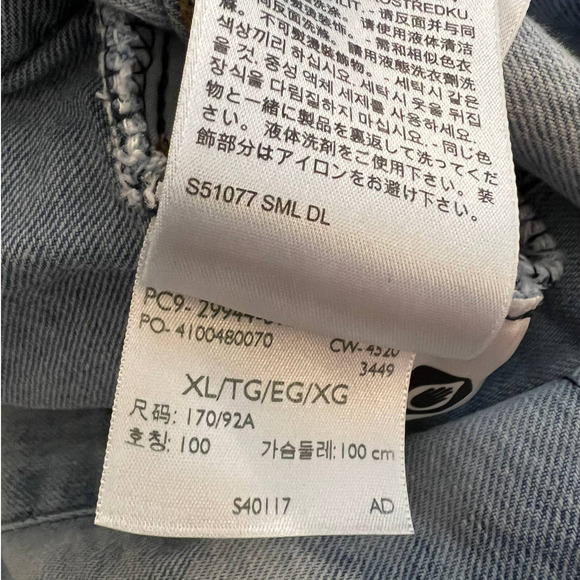 Levi's Jacket in Light Wash with Floral Embroidered Graphic on the Back Size XL - Picture 7 of 8